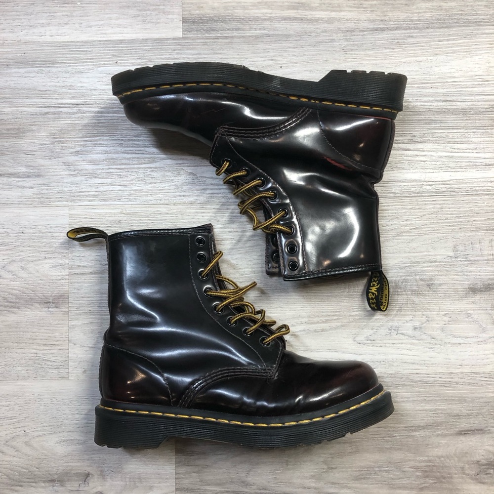 Dr. Martens Women’s 1460W Originals Combat Boots Laced up patent Leather